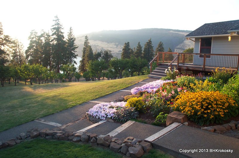 View of the Columbia River Gorge in Oregon. Vacation House with Flowers