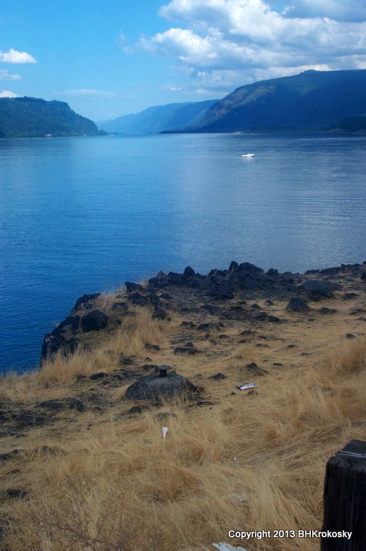 Boat on the Columbia River, in Oregon